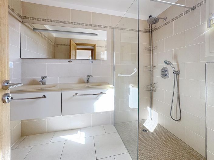 Image No.17-6 Bed House for sale