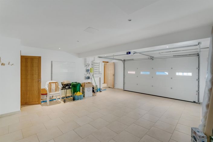 Image No.24-6 Bed House for sale