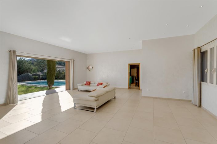 Image No.8-6 Bed House for sale