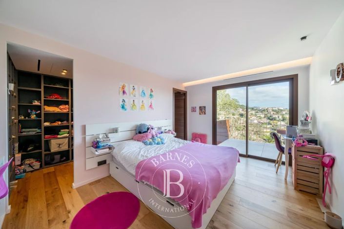 Image No.10-5 Bed House for sale