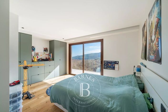 Image No.12-5 Bed House for sale