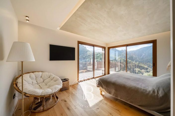 Image No.7-5 Bed House for sale