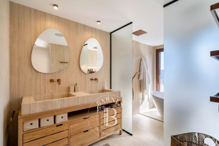 Image No.8-5 Bed House for sale