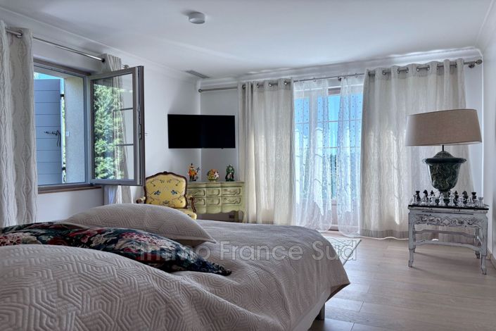 Image No.17-5 Bed House for sale