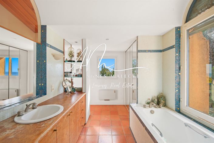 Image No.16-6 Bed House for sale