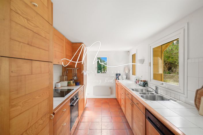 Image No.17-6 Bed House for sale