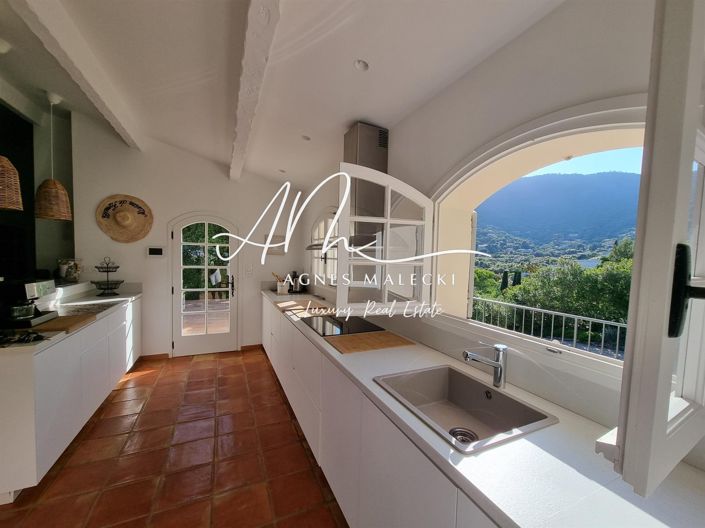 Image No.2-4 Bed House for sale