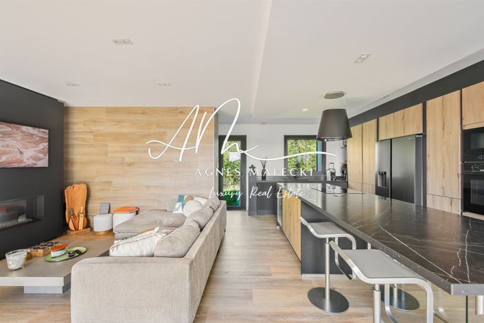 Image No.6-4 Bed House for sale