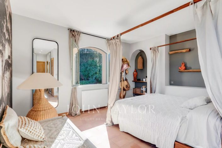 Image No.5-5 Bed House for sale