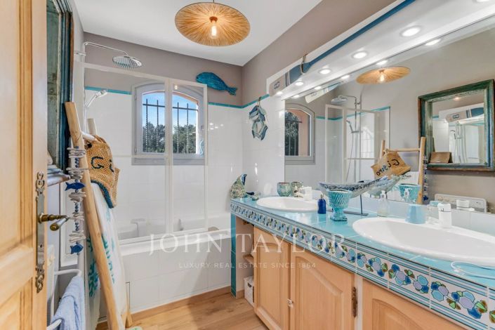 Image No.6-5 Bed House for sale