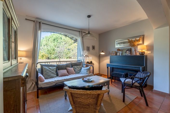 Image No.4-6 Bed House for sale