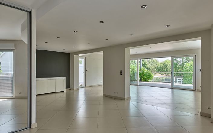 Image No.10-6 Bed Property for sale