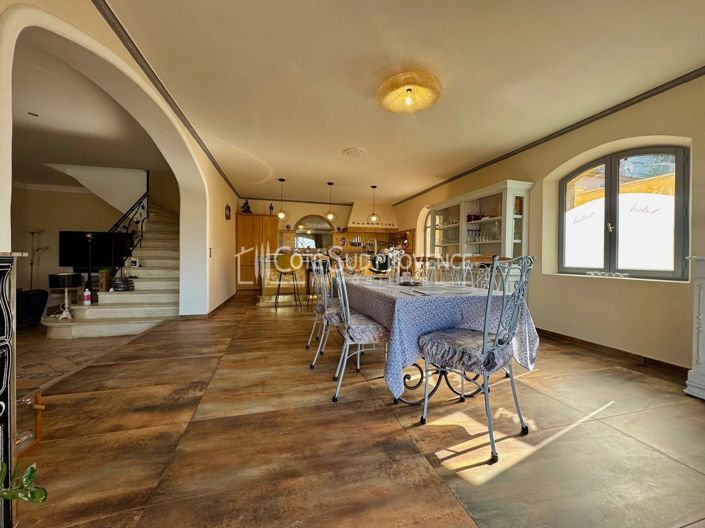 Image No.8-5 Bed House for sale