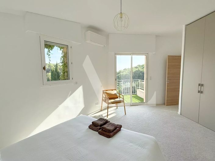 Image No.26-8 Bed House for sale