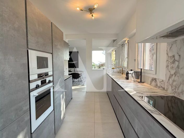 Image No.6-8 Bed House for sale