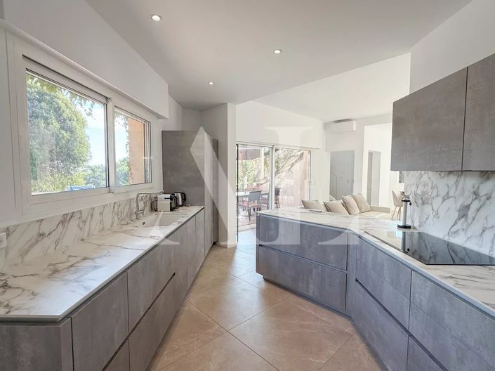 Image No.7-8 Bed House for sale