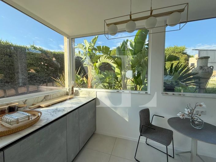 Image No.8-8 Bed House for sale