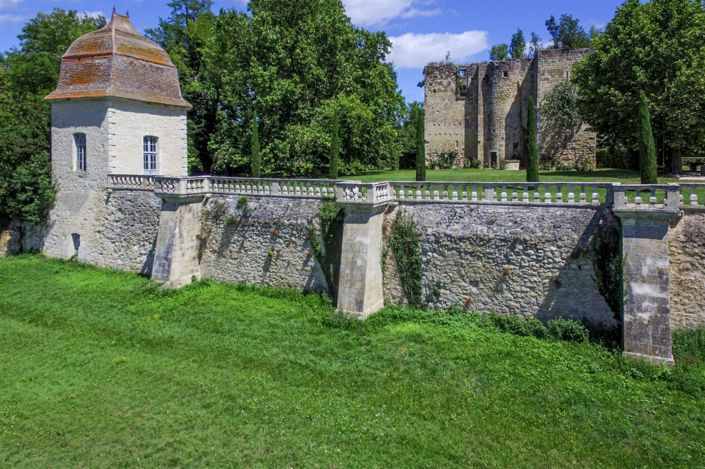 Image No.23-11 Bed Property for sale