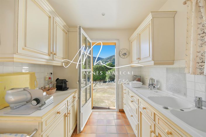 Image No.18-5 Bed House for sale