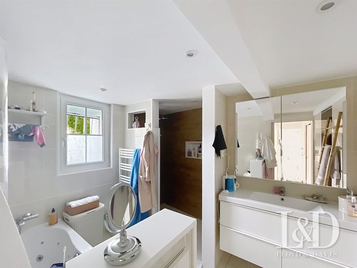 Image No.10-3 Bed House for sale