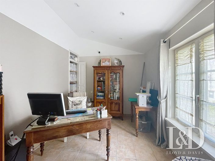 Image No.11-3 Bed House for sale