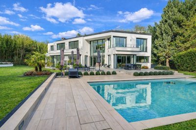 1 - Garches, Property