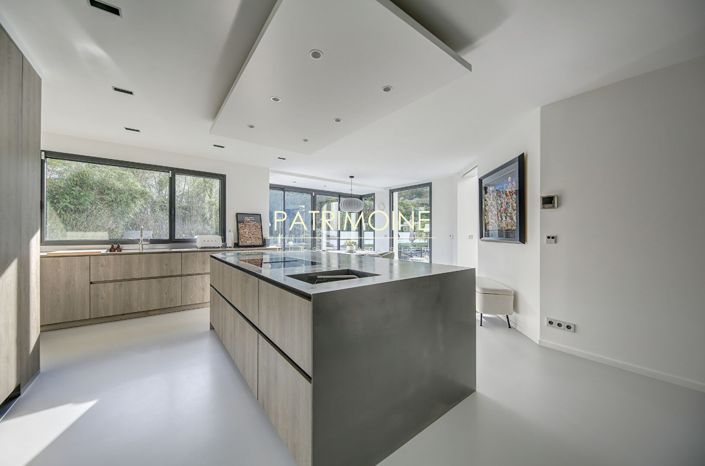 Image No.10-6 Bed Property for sale