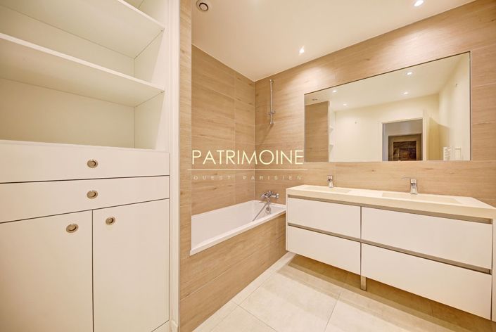 Image No.12-5 Bed Property for sale