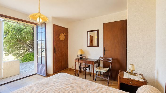 Image No.6-4 Bed House for sale