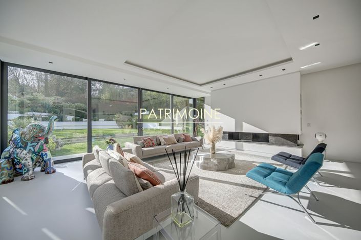 Image No.5-6 Bed Property for sale