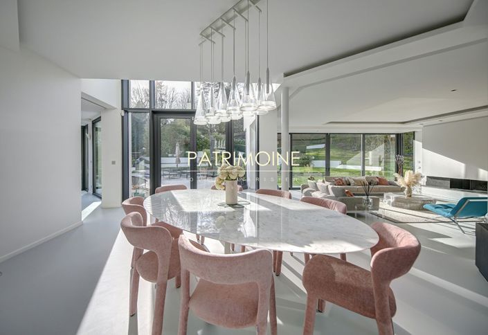 Image No.8-6 Bed Property for sale