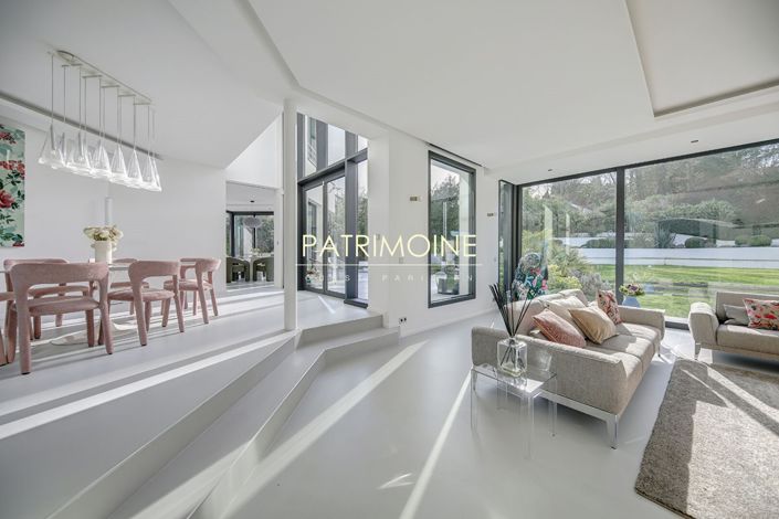 Image No.9-6 Bed Property for sale