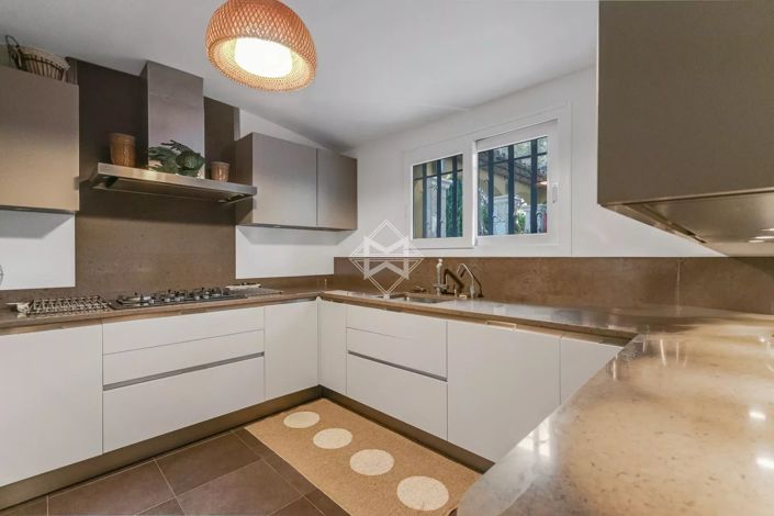 Image No.10-6 Bed House for sale