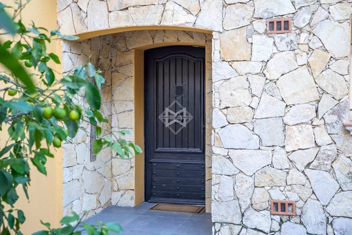 Image No.17-6 Bed House for sale