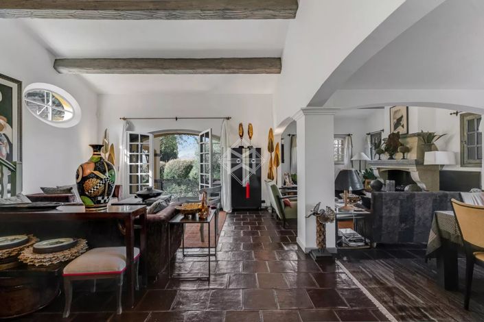 Image No.8-6 Bed House for sale