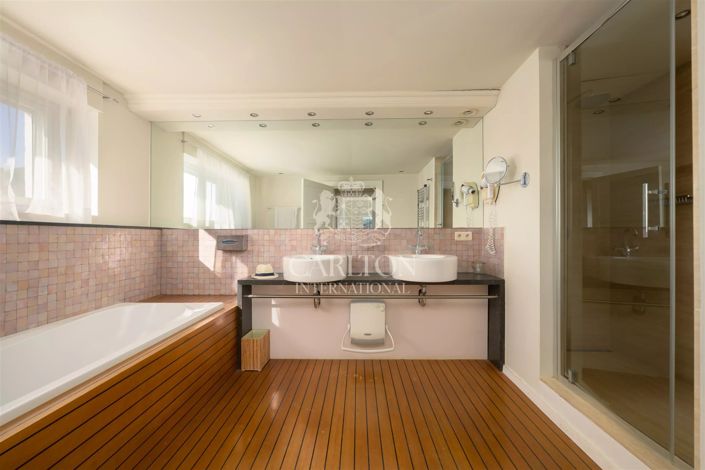 Image No.12-10 Bed House for sale