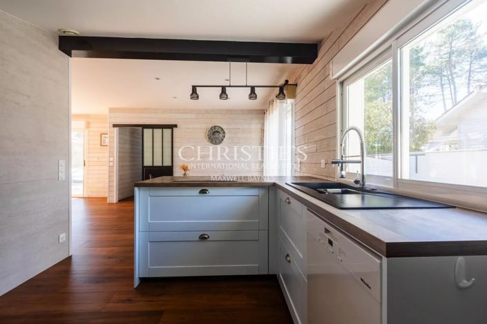 Image No.6-5 Bed House for sale