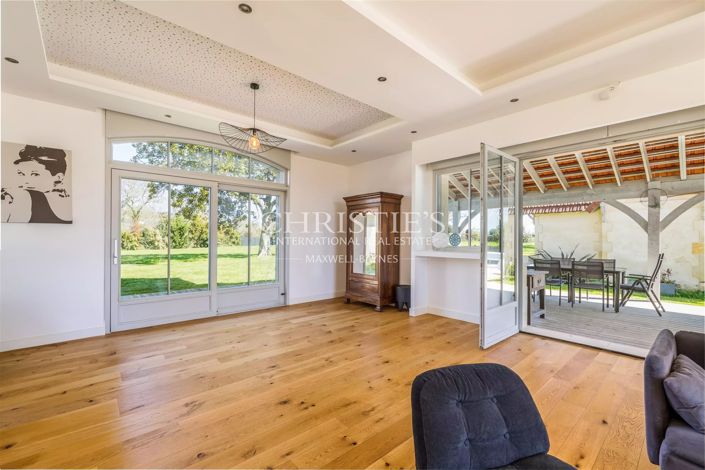 Image No.8-5 Bed House for sale