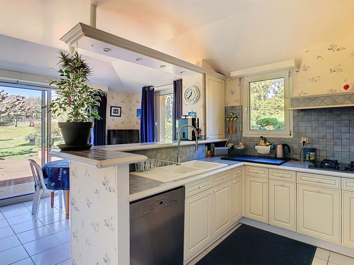 Image No.8-5 Bed House for sale