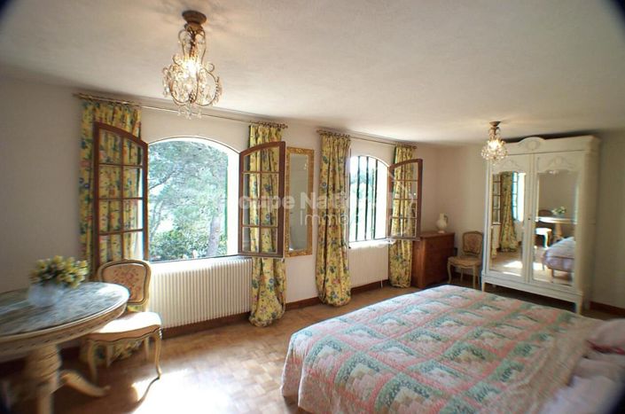 Image No.11-7 Bed Property for sale