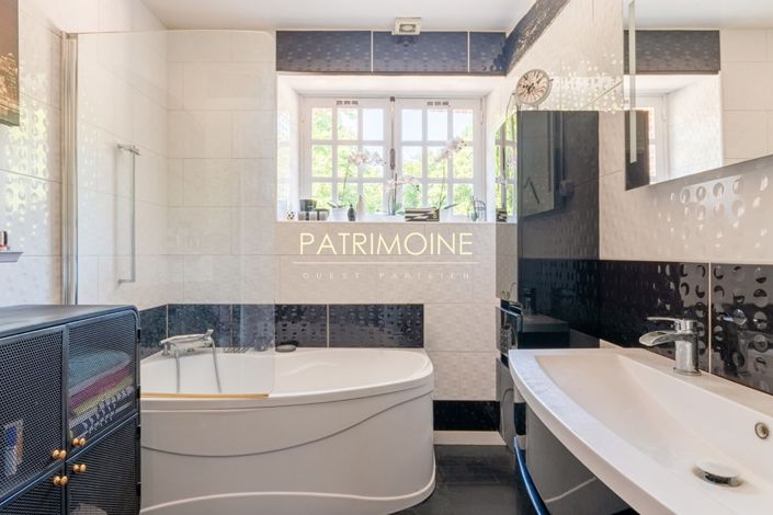 Image No.9-5 Bed Property for sale