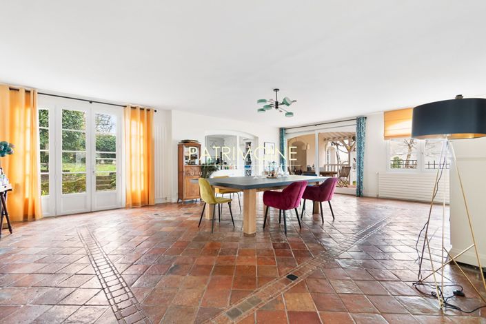 Image No.4-Propriété de 10 chambres à vendre à Noisy-le-Roi