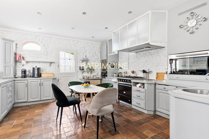 Image No.5-Propriété de 10 chambres à vendre à Noisy-le-Roi