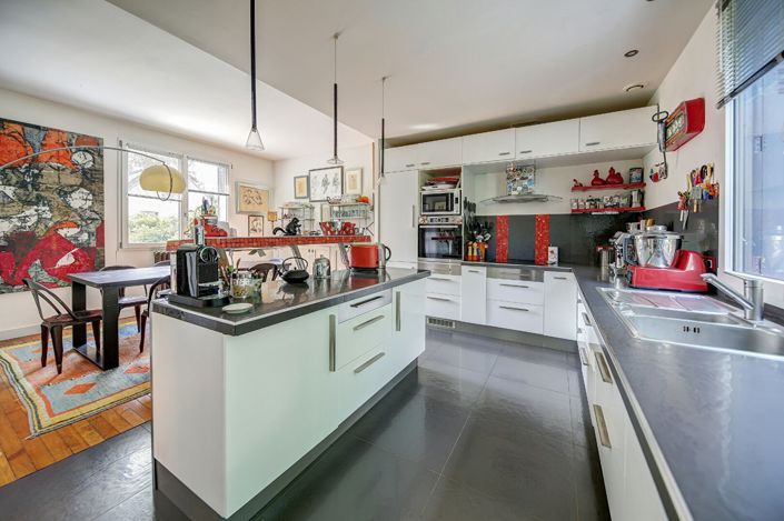 Image No.10-6 Bed Property for sale