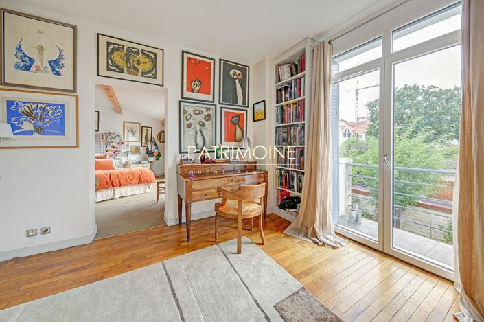 Image No.11-6 Bed Property for sale