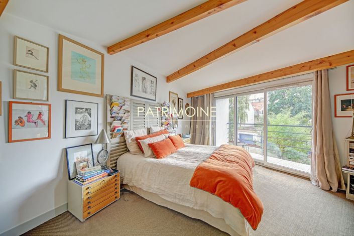 Image No.12-6 Bed Property for sale