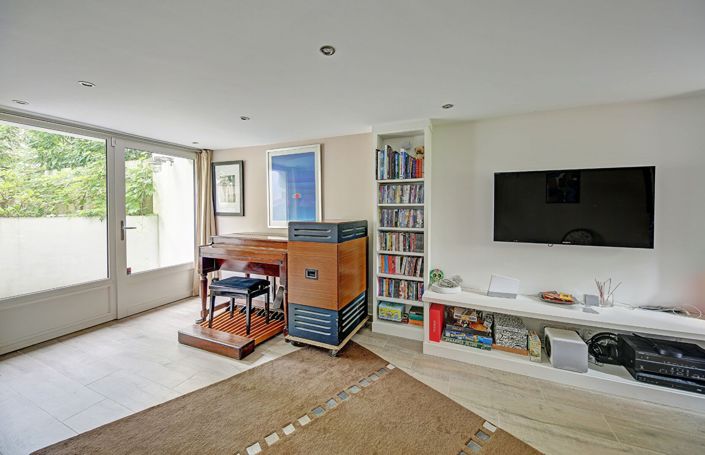 Image No.17-6 Bed Property for sale