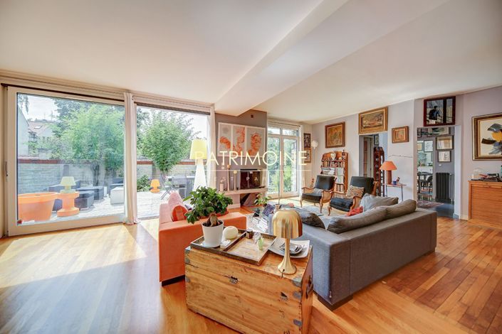 Image No.9-6 Bed Property for sale