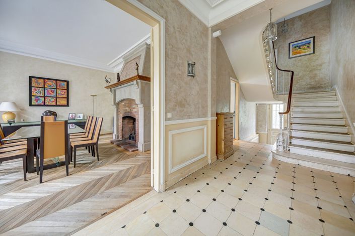 Image No.3-9 Bed Property for sale