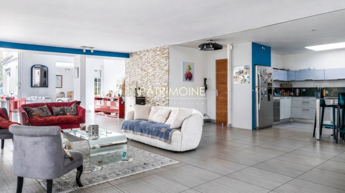 Image No.2-8 Bed House for sale